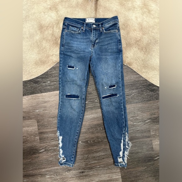 WE THE FREE PEOPLE NWOT About a Girl Distressed Blue Jeans Skinny Size 26 - Picture 2 of 6